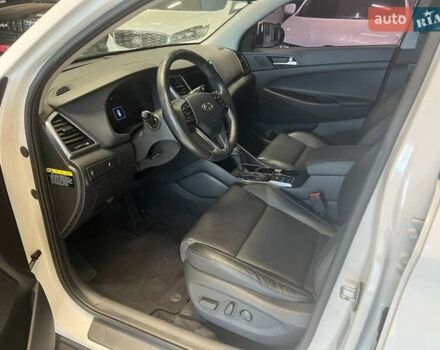 Белый Хендай Туксон, объемом двигателя 2 л и пробегом 152 тыс. км за 18800 $, фото 17 на Automoto.ua