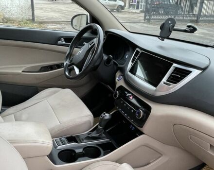 Белый Хендай Туксон, объемом двигателя 1.6 л и пробегом 156 тыс. км за 16000 $, фото 9 на Automoto.ua