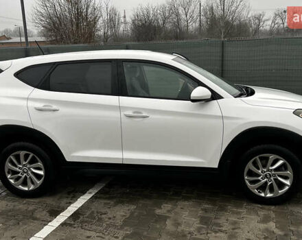 Белый Хендай Туксон, объемом двигателя 2 л и пробегом 180 тыс. км за 16300 $, фото 4 на Automoto.ua