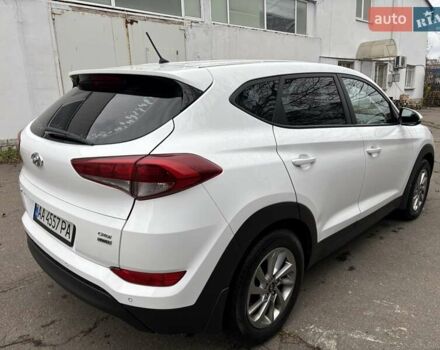 Белый Хендай Туксон, объемом двигателя 2 л и пробегом 203 тыс. км за 19000 $, фото 3 на Automoto.ua
