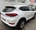 Белый Хендай Туксон, объемом двигателя 2 л и пробегом 203 тыс. км за 19000 $, фото 3 на Automoto.ua