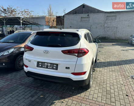 Белый Хендай Туксон, объемом двигателя 2 л и пробегом 103 тыс. км за 15800 $, фото 2 на Automoto.ua