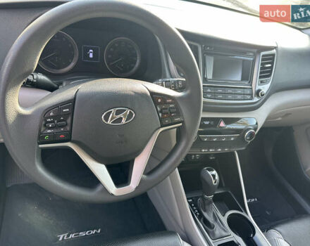 Белый Хендай Туксон, объемом двигателя 2 л и пробегом 103 тыс. км за 15800 $, фото 12 на Automoto.ua