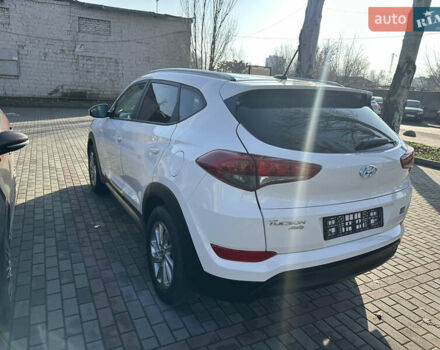 Белый Хендай Туксон, объемом двигателя 2 л и пробегом 103 тыс. км за 15800 $, фото 3 на Automoto.ua