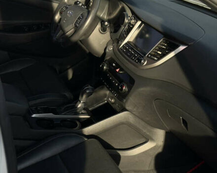 Белый Хендай Туксон, объемом двигателя 2 л и пробегом 184 тыс. км за 19700 $, фото 7 на Automoto.ua