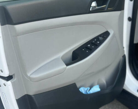 Білий Хендай Туксон, об'ємом двигуна 2 л та пробігом 89 тис. км за 16000 $, фото 12 на Automoto.ua