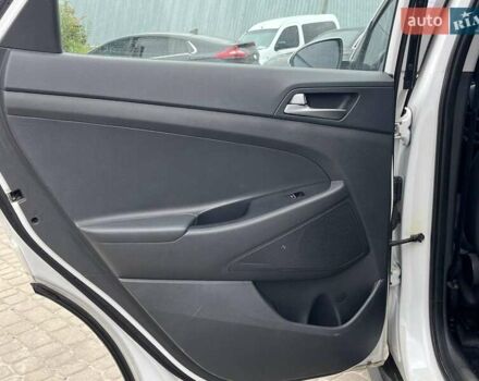 Белый Хендай Туксон, объемом двигателя 2 л и пробегом 147 тыс. км за 18740 $, фото 24 на Automoto.ua