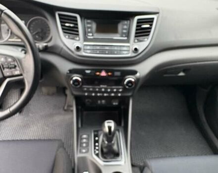 Белый Хендай Туксон, объемом двигателя 2 л и пробегом 203 тыс. км за 19000 $, фото 5 на Automoto.ua