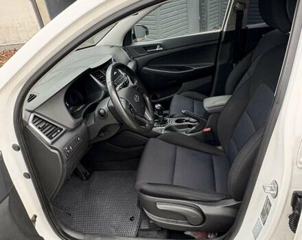 Белый Хендай Туксон, объемом двигателя 2 л и пробегом 203 тыс. км за 19000 $, фото 6 на Automoto.ua