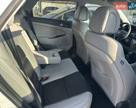 Белый Хендай Туксон, объемом двигателя 2 л и пробегом 103 тыс. км за 15800 $, фото 6 на Automoto.ua