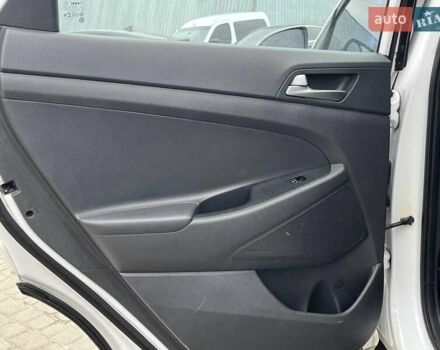 Белый Хендай Туксон, объемом двигателя 2 л и пробегом 147 тыс. км за 18740 $, фото 23 на Automoto.ua