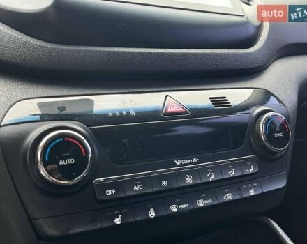 Белый Хендай Туксон, объемом двигателя 2 л и пробегом 147 тыс. км за 18740 $, фото 31 на Automoto.ua