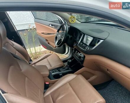 Белый Хендай Туксон, объемом двигателя 2 л и пробегом 158 тыс. км за 21000 $, фото 4 на Automoto.ua