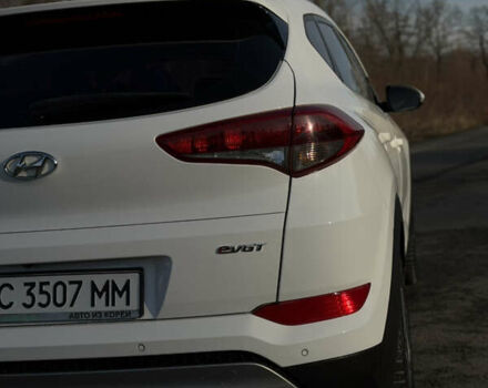 Белый Хендай Туксон, объемом двигателя 2 л и пробегом 184 тыс. км за 19700 $, фото 3 на Automoto.ua