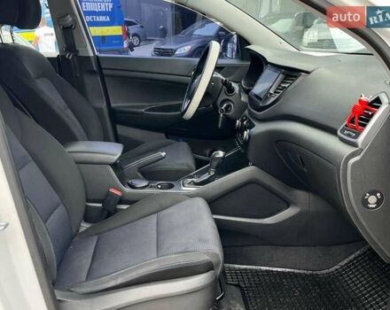 Белый Хендай Туксон, объемом двигателя 2 л и пробегом 147 тыс. км за 18740 $, фото 22 на Automoto.ua