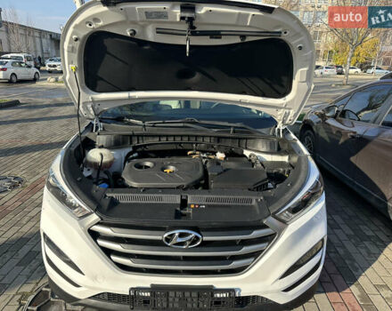 Белый Хендай Туксон, объемом двигателя 2 л и пробегом 103 тыс. км за 15800 $, фото 4 на Automoto.ua