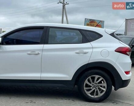 Белый Хендай Туксон, объемом двигателя 2 л и пробегом 147 тыс. км за 18740 $, фото 5 на Automoto.ua