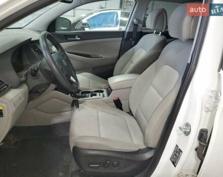 Белый Хендай Туксон, объемом двигателя 2 л и пробегом 102 тыс. км за 2900 $, фото 6 на Automoto.ua