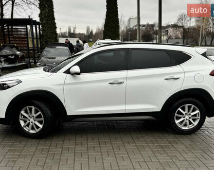 Белый Хендай Туксон, объемом двигателя 2 л и пробегом 173 тыс. км за 17200 $, фото 2 на Automoto.ua
