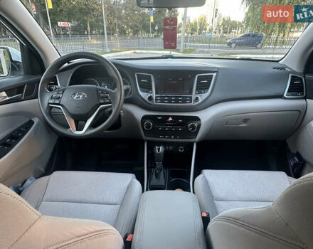 Білий Хендай Туксон, об'ємом двигуна 2 л та пробігом 89 тис. км за 16000 $, фото 10 на Automoto.ua