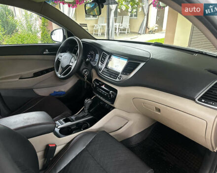Білий Хендай Туксон, об'ємом двигуна 2 л та пробігом 140 тис. км за 16500 $, фото 14 на Automoto.ua