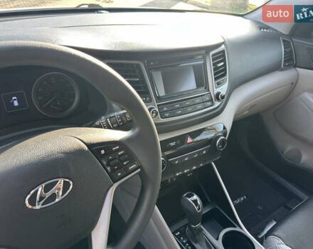 Белый Хендай Туксон, объемом двигателя 2 л и пробегом 103 тыс. км за 15800 $, фото 11 на Automoto.ua
