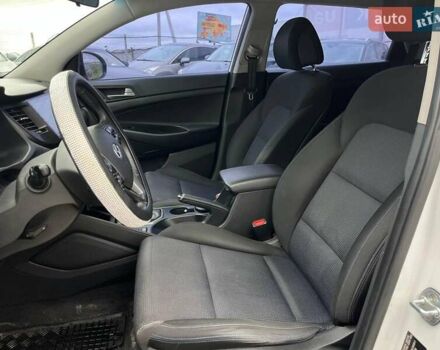 Белый Хендай Туксон, объемом двигателя 2 л и пробегом 147 тыс. км за 18740 $, фото 35 на Automoto.ua