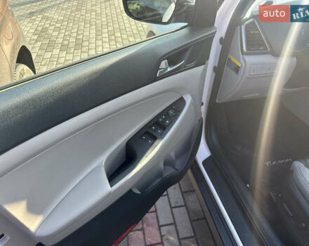 Белый Хендай Туксон, объемом двигателя 2 л и пробегом 103 тыс. км за 15800 $, фото 8 на Automoto.ua