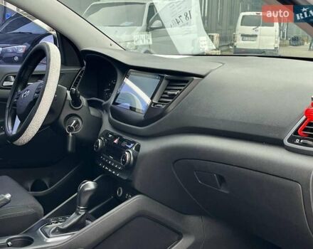 Белый Хендай Туксон, объемом двигателя 2 л и пробегом 147 тыс. км за 18740 $, фото 20 на Automoto.ua