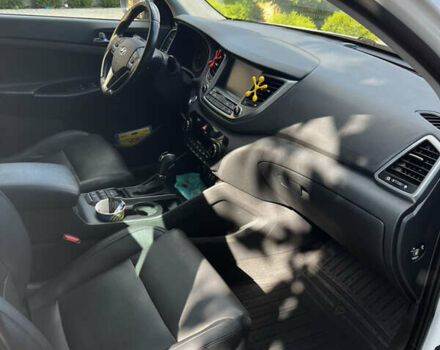 Белый Хендай Туксон, объемом двигателя 2 л и пробегом 220 тыс. км за 17800 $, фото 7 на Automoto.ua