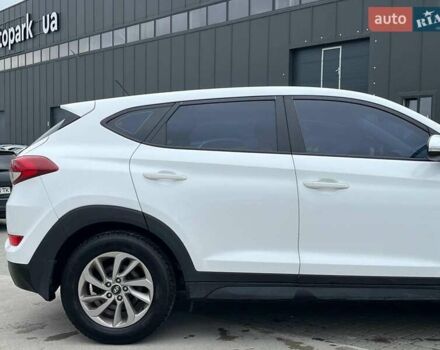 Белый Хендай Туксон, объемом двигателя 2 л и пробегом 147 тыс. км за 18740 $, фото 9 на Automoto.ua