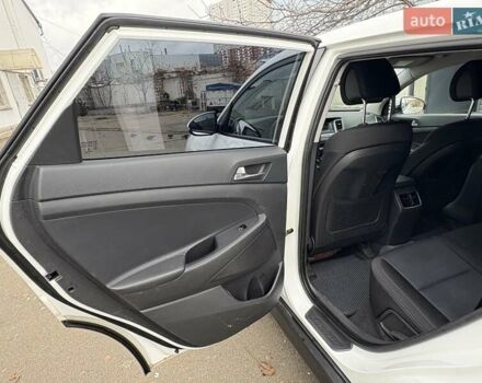 Белый Хендай Туксон, объемом двигателя 2 л и пробегом 203 тыс. км за 19000 $, фото 14 на Automoto.ua