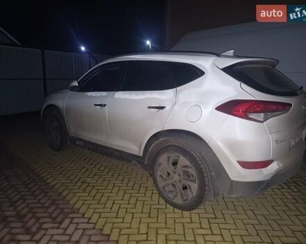Белый Хендай Туксон, объемом двигателя 2 л и пробегом 110 тыс. км за 20700 $, фото 2 на Automoto.ua
