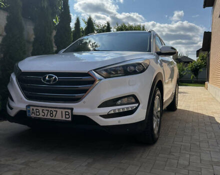 Белый Хендай Туксон, объемом двигателя 2 л и пробегом 220 тыс. км за 17800 $, фото 1 на Automoto.ua