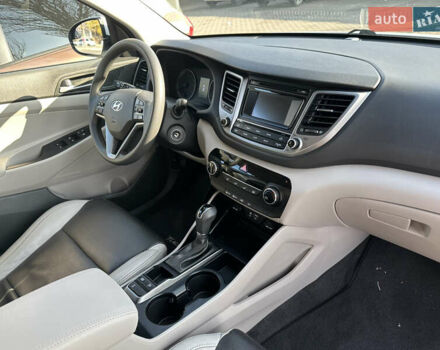 Белый Хендай Туксон, объемом двигателя 2 л и пробегом 103 тыс. км за 15800 $, фото 5 на Automoto.ua