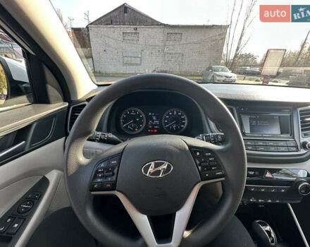 Белый Хендай Туксон, объемом двигателя 2 л и пробегом 103 тыс. км за 15800 $, фото 13 на Automoto.ua