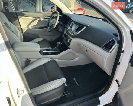 Белый Хендай Туксон, объемом двигателя 2 л и пробегом 103 тыс. км за 15800 $, фото 7 на Automoto.ua