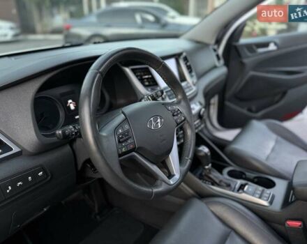 Білий Хендай Туксон, об'ємом двигуна 2 л та пробігом 175 тис. км за 18200 $, фото 23 на Automoto.ua