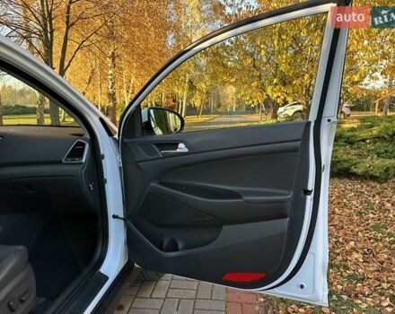 Білий Хендай Туксон, об'ємом двигуна 2 л та пробігом 148 тис. км за 22500 $, фото 59 на Automoto.ua