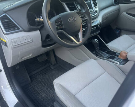 Білий Хендай Туксон, об'ємом двигуна 2 л та пробігом 89 тис. км за 16000 $, фото 11 на Automoto.ua