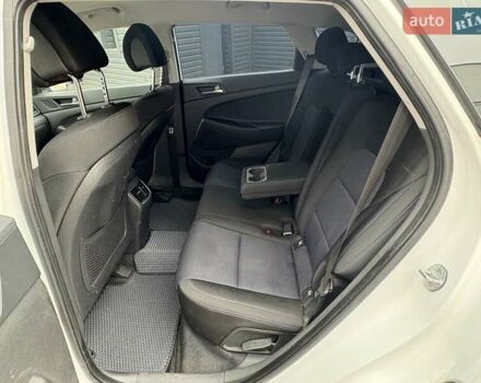 Белый Хендай Туксон, объемом двигателя 2 л и пробегом 203 тыс. км за 19000 $, фото 12 на Automoto.ua