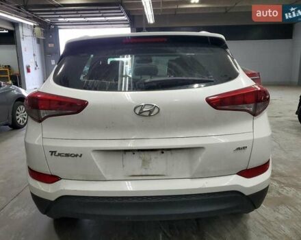 Белый Хендай Туксон, объемом двигателя 2 л и пробегом 102 тыс. км за 2900 $, фото 5 на Automoto.ua