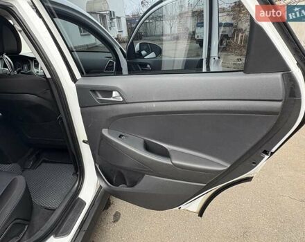 Белый Хендай Туксон, объемом двигателя 2 л и пробегом 203 тыс. км за 19000 $, фото 18 на Automoto.ua