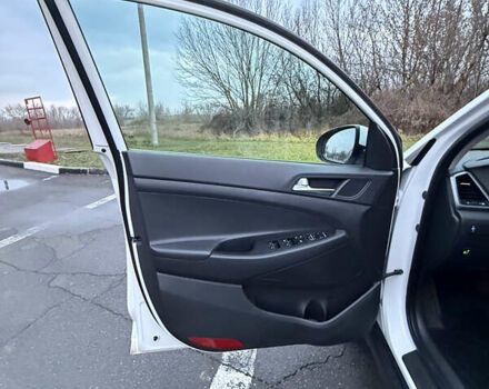 Белый Хендай Туксон, объемом двигателя 2 л и пробегом 152 тыс. км за 18500 $, фото 10 на Automoto.ua