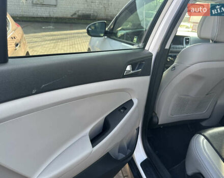 Белый Хендай Туксон, объемом двигателя 2 л и пробегом 103 тыс. км за 15800 $, фото 9 на Automoto.ua