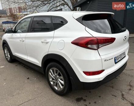 Белый Хендай Туксон, объемом двигателя 2 л и пробегом 203 тыс. км за 19000 $, фото 2 на Automoto.ua