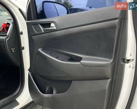 Белый Хендай Туксон, объемом двигателя 2 л и пробегом 147 тыс. км за 18740 $, фото 12 на Automoto.ua
