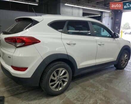 Белый Хендай Туксон, объемом двигателя 2 л и пробегом 102 тыс. км за 2900 $, фото 1 на Automoto.ua