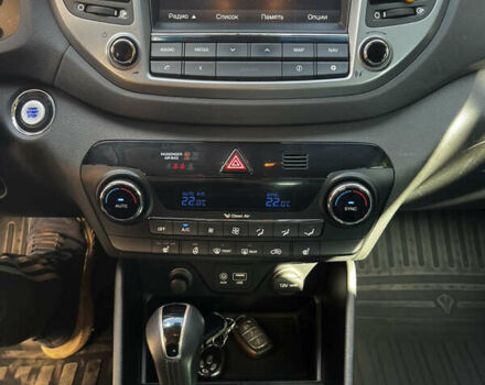 Белый Хендай Туксон, объемом двигателя 2 л и пробегом 220 тыс. км за 17800 $, фото 16 на Automoto.ua