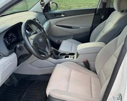 Белый Хендай Туксон, объемом двигателя 2 л и пробегом 110 тыс. км за 14000 $, фото 5 на Automoto.ua